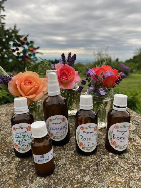 Pflanzen destillieren - fertige Produkte