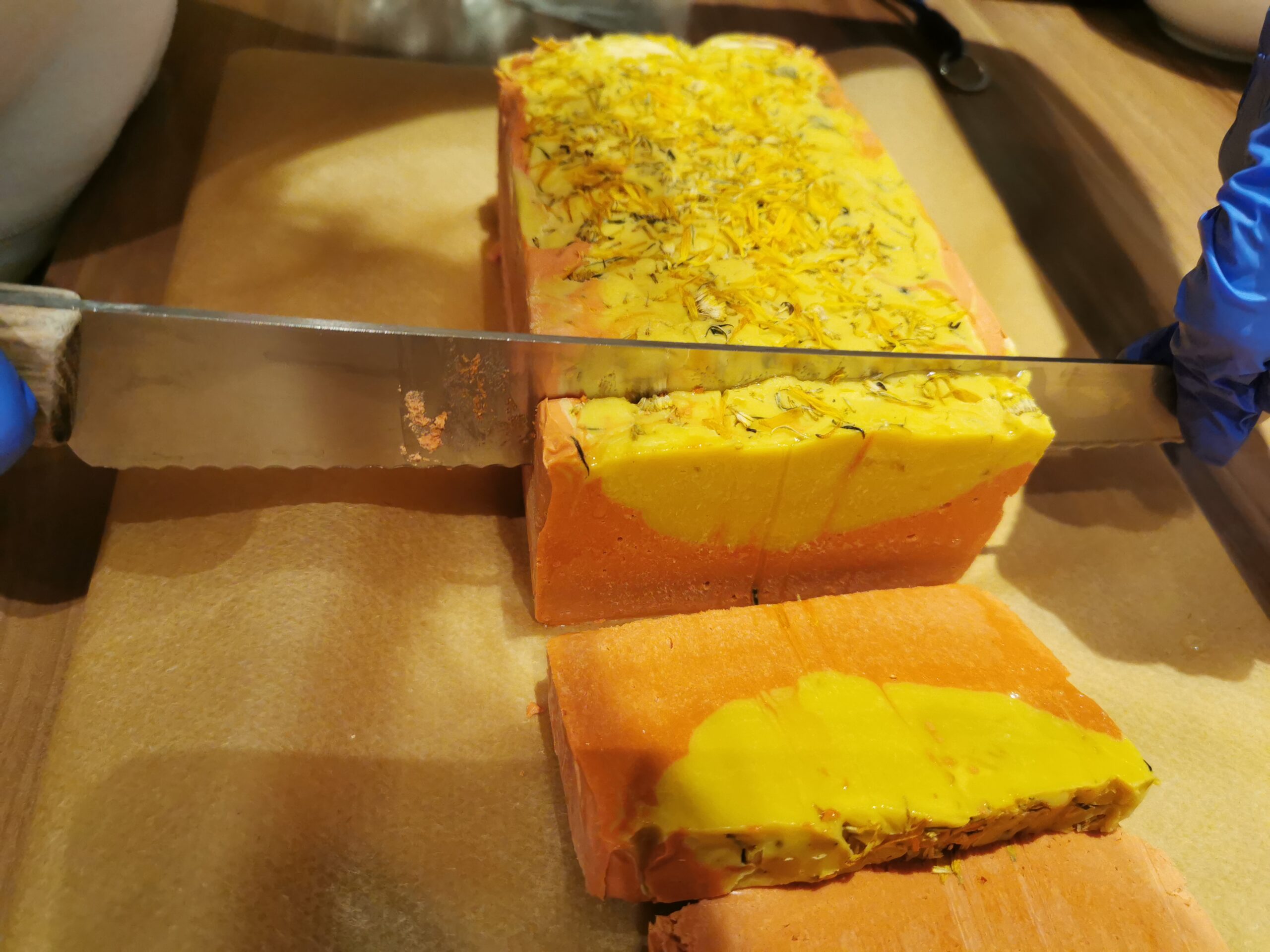 Seifen - Seifenstücke werden geschnitten