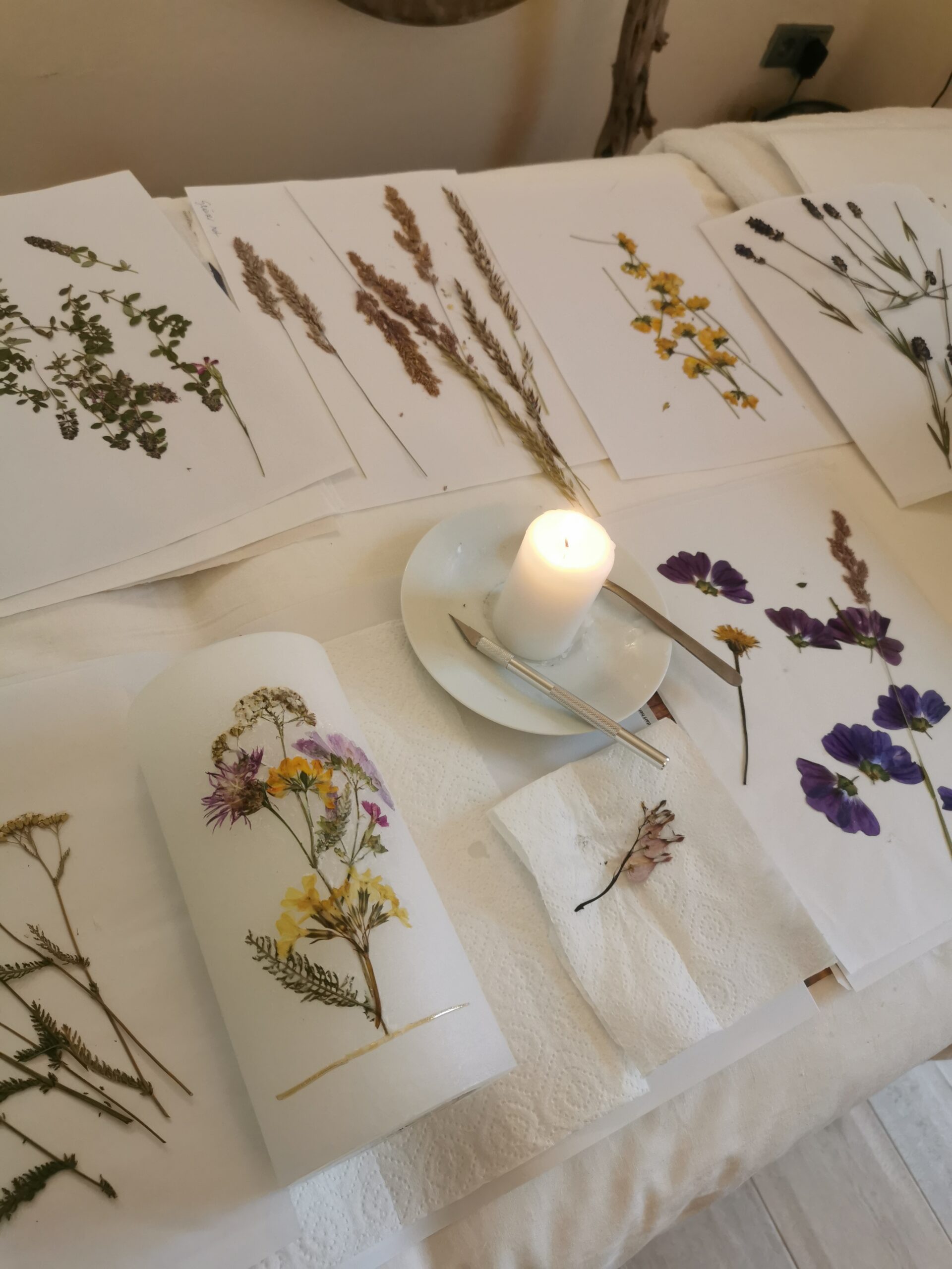 Kerzen - Kerze mit Trockenblumen